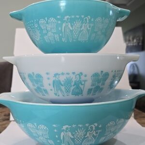 Pyrex Vintage Amish Butterprint Set/3 Nesting Mixing Bowls.
